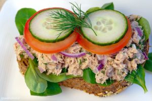lunch-salade-met-tonijn-en-honing-mosterd-dille-saus-2