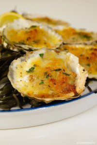Gegratineerde oesters met knoflookboter en Parmezaan