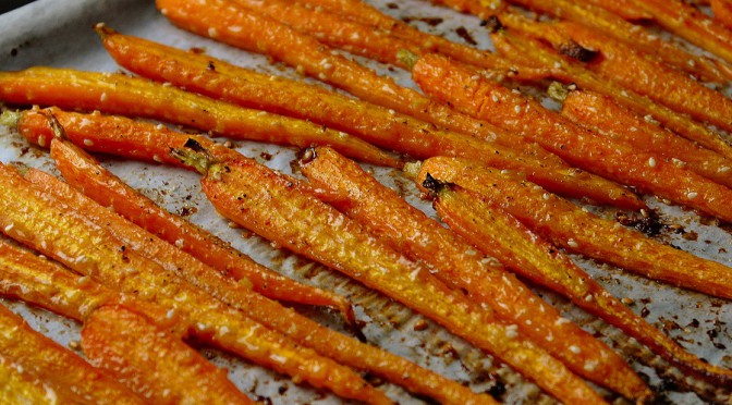 Geroosterde wortels met honing en sesamzaadjes